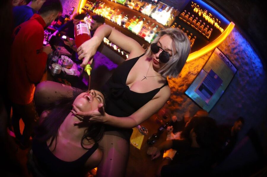 Istanbul: Party Pub Crawl with Party Bus - Safety, Hosts, and the Real Social Payoff