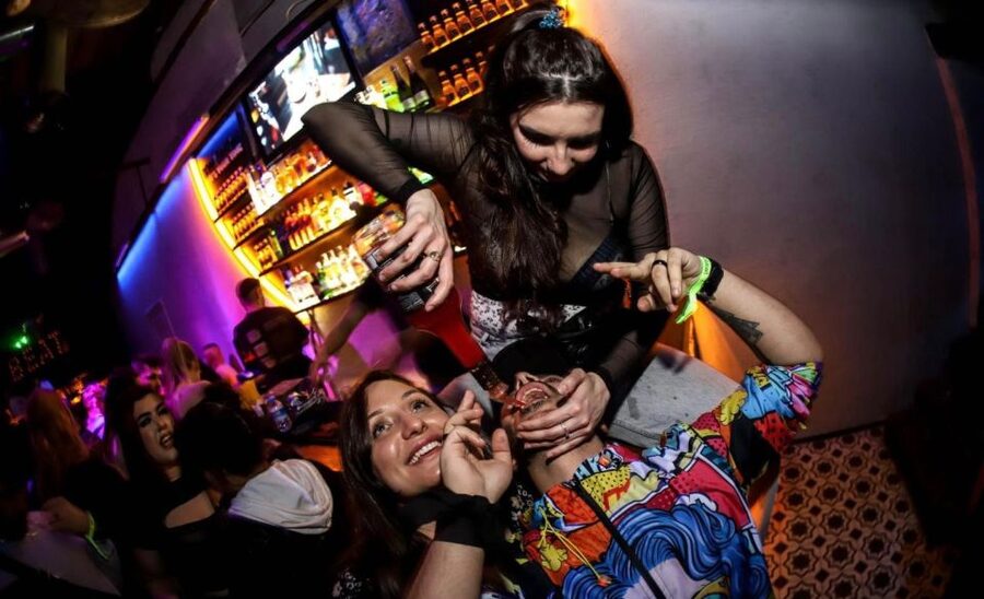 Istanbul: Party Pub Crawl with Party Bus - Timing and Logistics: What the 6 Hours Means for Your Evening