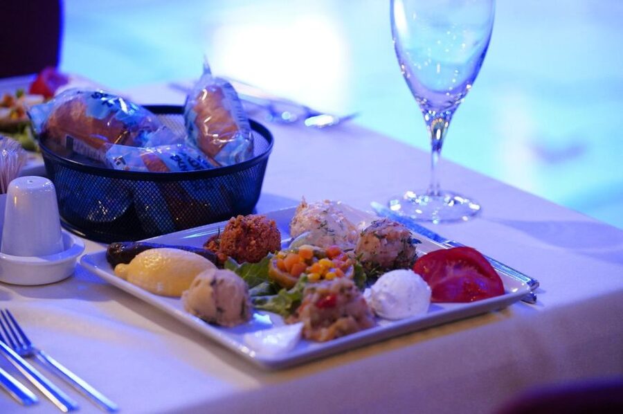 Istanbul: Pasha Istanbul Dinner Cruise - Dinner and drinks: a 3-course meal with real value, but check the alcohol details