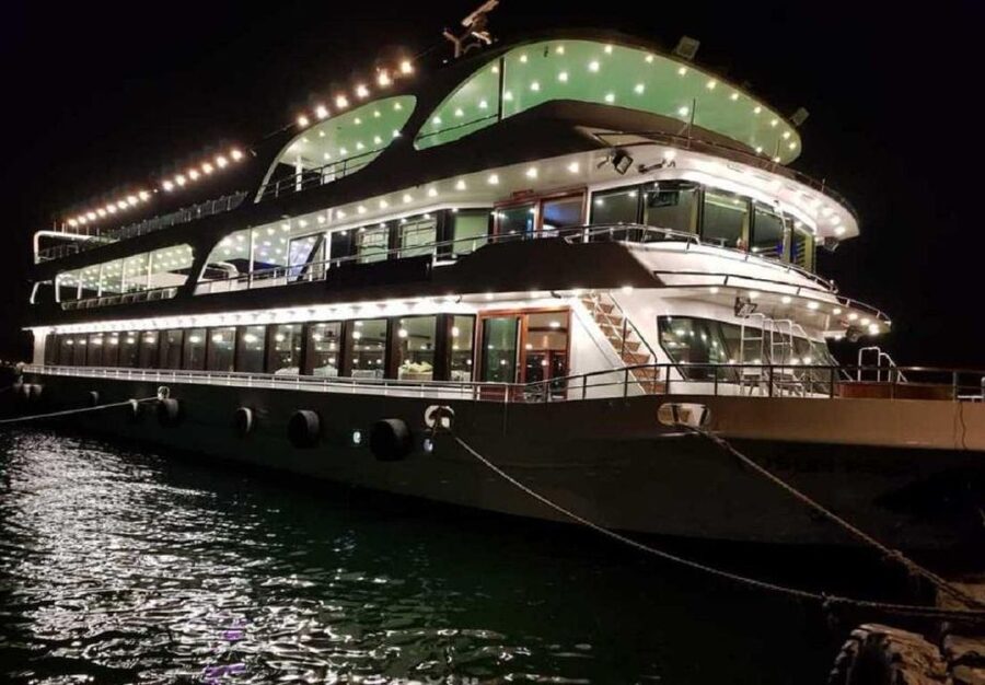 Istanbul: Pasha Istanbul Dinner Cruise - The Golden Horn route: Süleymaniye Mosque, Galata, and the illuminated waterfront