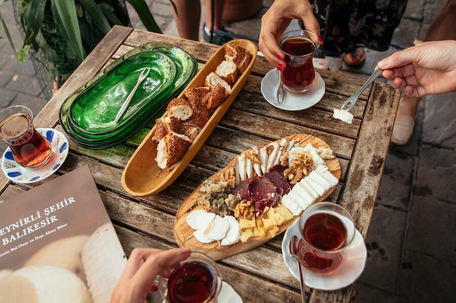 Istanbul: Private Guided Food Tour with 10 Tastings - How the guide turns snacks into Istanbul know-how