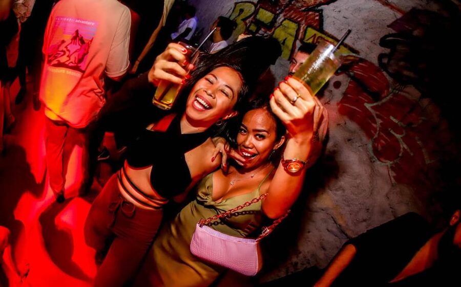 Istanbul: Rooftop Pub Crawl with Party Bus - Photo moments and the post-night “proof”