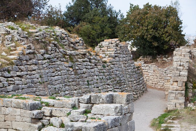 Istanbul to Truva Troy Guided Day Tour with Lunch and Transfers - Lunch in Eceabat, then a ferry across the Dardanelles