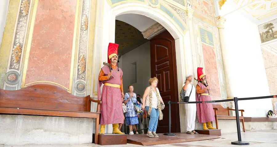 Istanbul: Topkapi and Harem Tour with Skip-the-Line Ticket - Meeting at Chimney Bistro, finding your group, and getting to the entrance