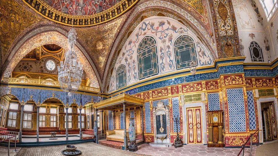 Istanbul: Topkapi Palace and Harem Guided Tour - Inside Topkapi Palace: courtyards, tiles, relics, and views
