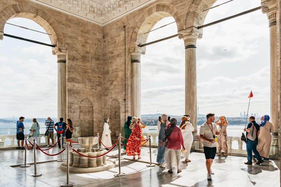 Istanbul: Topkapi Palace and Harem Guided Tour with Ticket - Meeting Point in Sultanahmet: Find Ersoy Bufe Like a Local