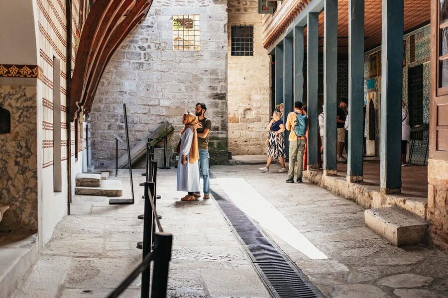 Istanbul: Topkapi Palace and Harem Guided Tour with Ticket - The Imperial Kitchens and Sacred Relics: Closing the Loop on Ottoman Life