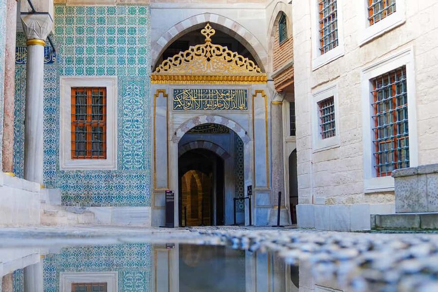Istanbul: Topkapi Palace & Harem Museum Ticket & Audio Guide - The Harem Museum: staying close to the host, then going your own way