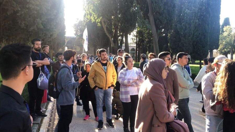 Istanbul: Topkapi Palace Skip-the-Line Ticket & Guided Tour - Your 1-Hour Palace Walk: How The Guide Makes The Ottoman Story Click