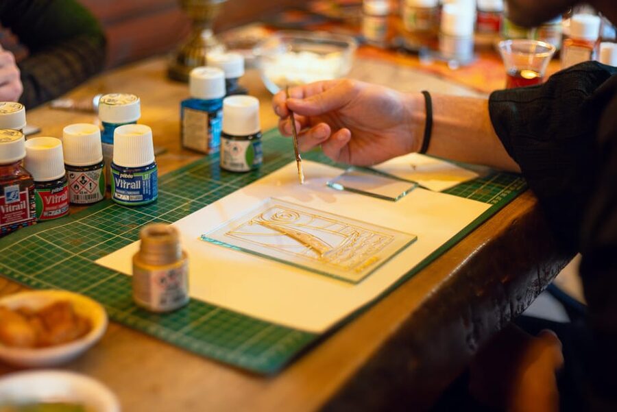 Istanbul: Traditional Stained Glass Painting Workshop - Meeting the instructors, and why Eda and Zeynep get so many mentions