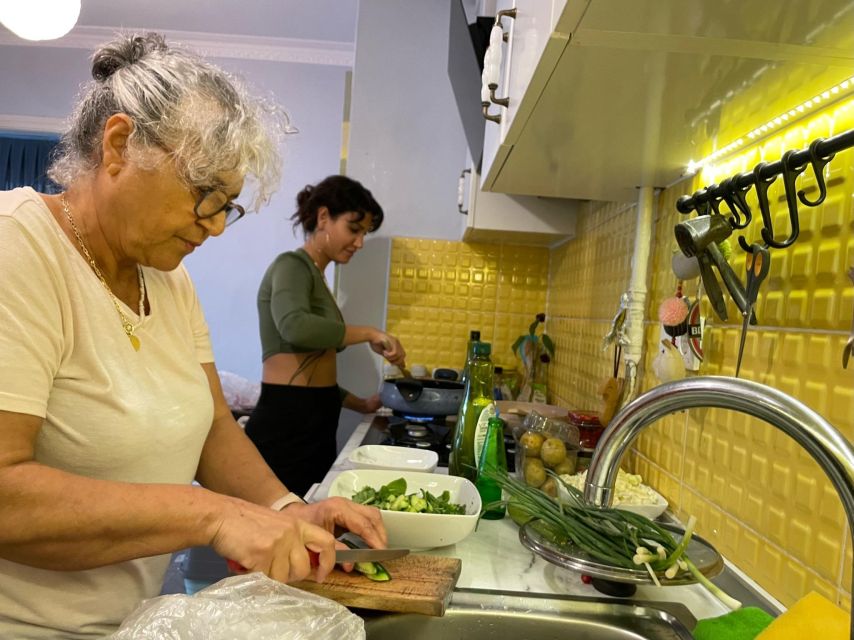 Istanbul: Vegan/Vegetarian Cooking Class with Locals at Home - Your First Minutes: Tea, Conversation, and Getting Oriented