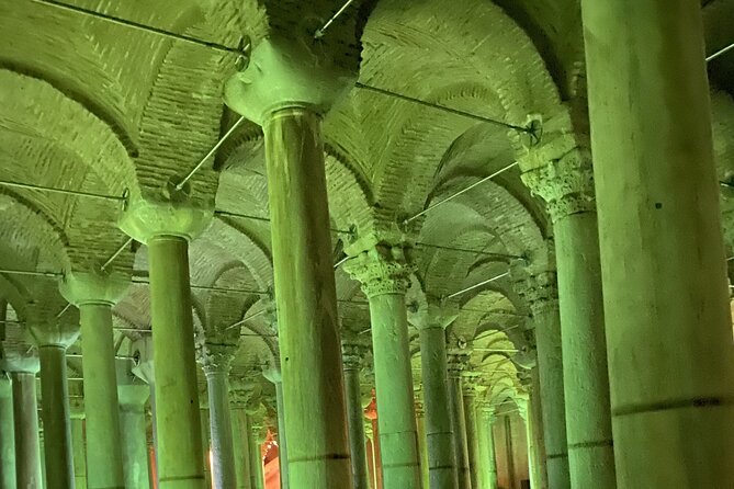 IstanbulBasilicaCistern/fastEntranceEnglish/Spanish (not tickets) - Basilica Cistern Fast-Entry With a Guide and Rug Presentation