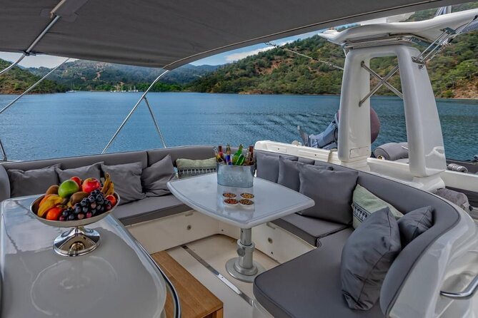 Private Luxury Yacht Cruise on Bosphorus - Beylerbeyi Palace and Küçüksu: Ottoman summer calm on the waterline
