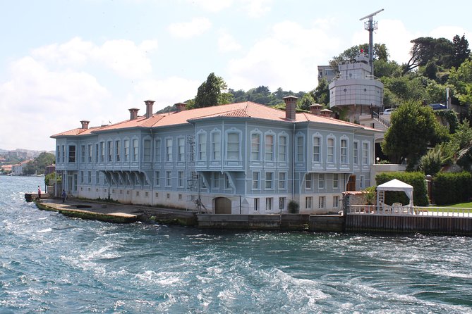 Small Group Full-Day Istanbul: Old City, Bosphorus Cruise & Lunch - Lunch at a local Turkish restaurant: the value sweet spot